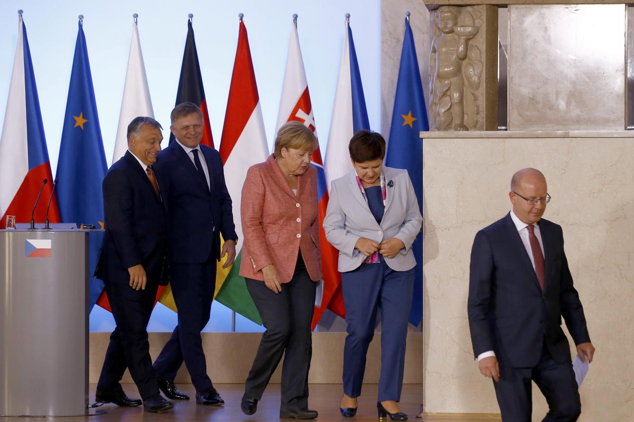 Slovakia's Prime Minister Robert Fico (L to R), German Chancellor Angela Merkel, Poland's Prime Minister Beata Szydlo, Hungary's Prime Minister Viktor Orban and Czech Republic's Prime Minister Bohuslav Sobotka leave the news conference in Warsaw, Poland, 