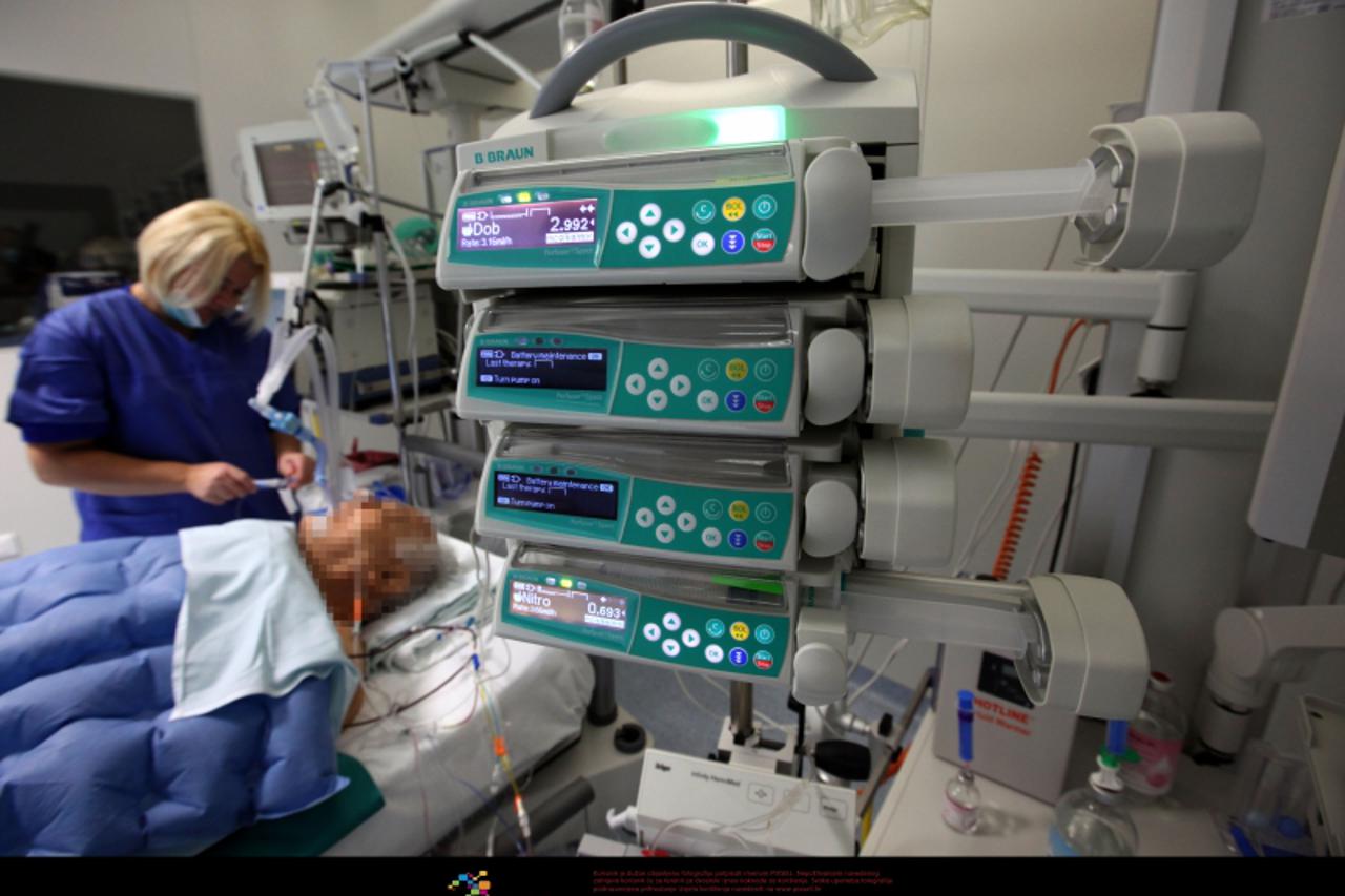 '10.11.2009., Zagreb - KB Dubrava, jedinica intenzivnog lijecenja, medicinsko osoblje bolnice pripremljeno je za povecani broj oboljelih od svinjske gripe, a cijepiva ne nedostaje. U vrijeme vikenda p