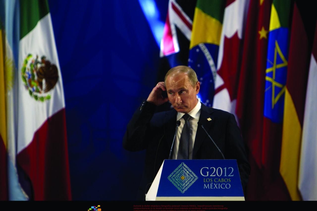 '(120620) -- LOS CABOS, June 20, 2012 () -- Russia's President Vladimir Putin participates in a press conference on the second day of the seventh G20 Leaders' Summit, in Los Cabos, Mexico, on June 1