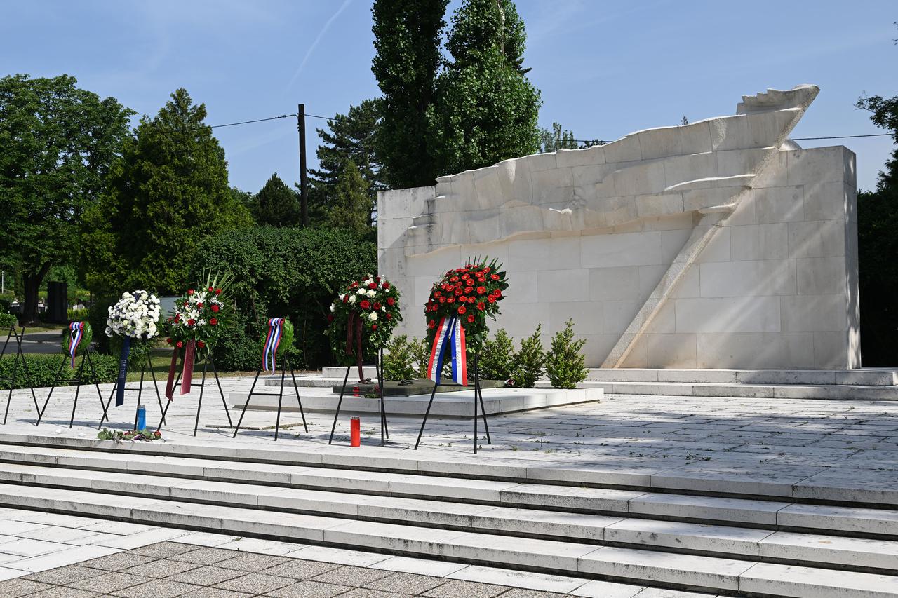 Zagreb: Izaslanstvo Grada odalo počast žrtvama  na Partizanskom groblju