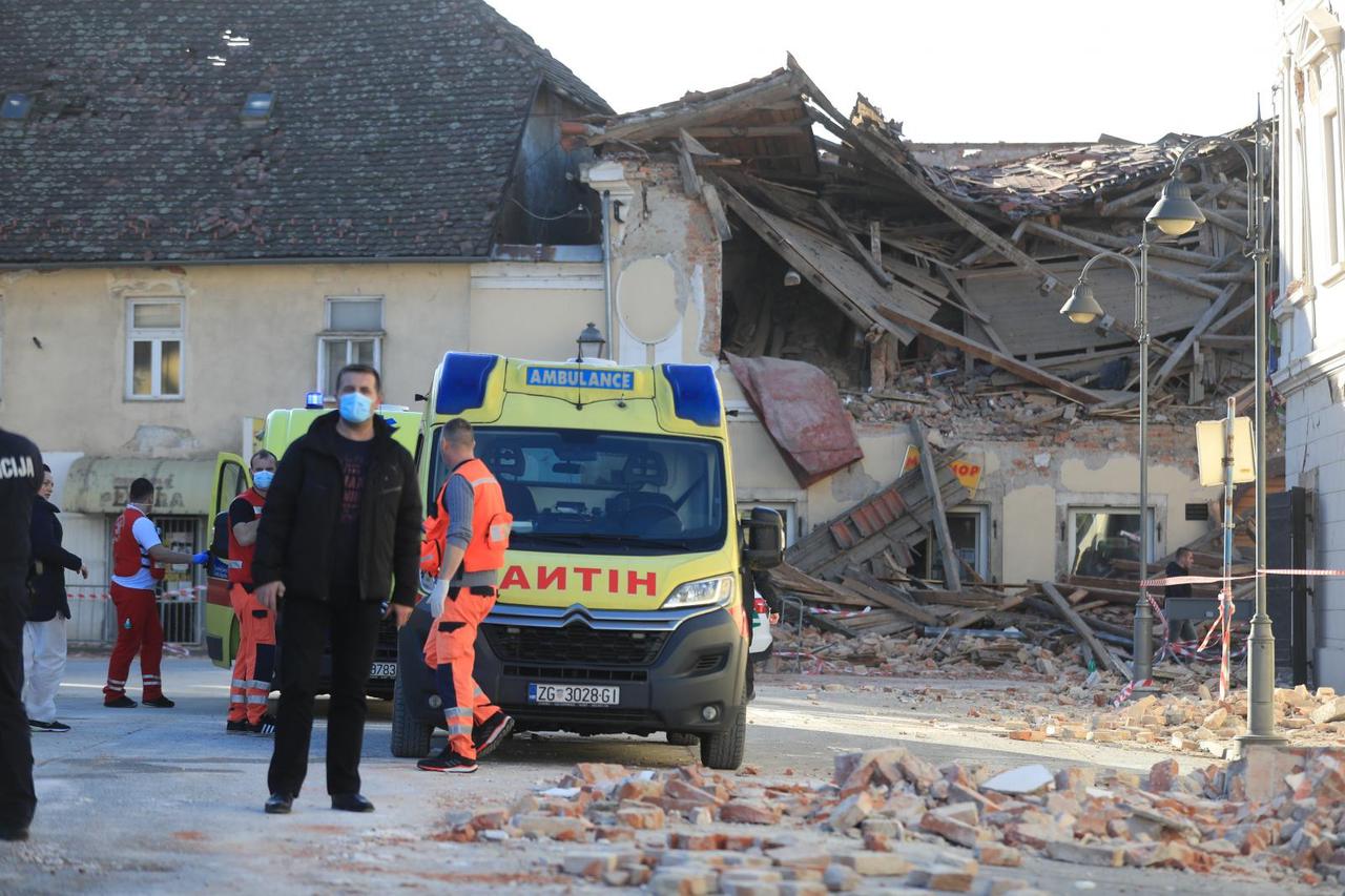 Hitna pomoć iz Zagreba stigla u pomoć razorenoj Petrinji i okolici