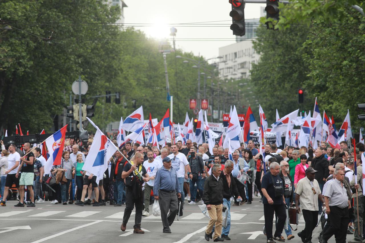 Beograd: Građani se okupljaju ispred Doma Narodne skupštine gdje će biti održan Vučićev skup "Srbija nade"