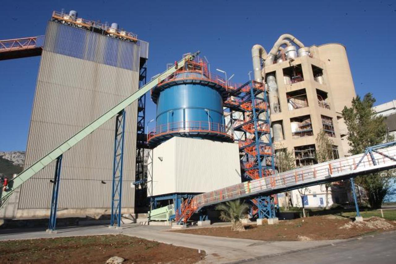 '07.11.2012., Kastel Sucurac - CEMEX-ova tvornica cementa Sv. Juraj u Kastel Sucurcu.  Pogon za prihvat, pripremu i skladistenje, drvene gradje koja se koristi kao gorivo.  Photo: Ivo Cagalj/PIXSELL'