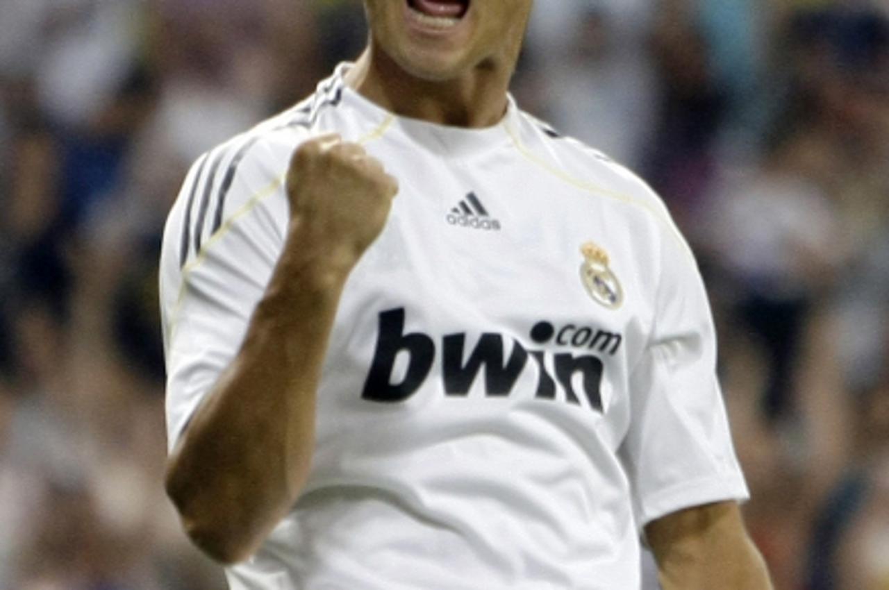 'Real Madrid\'s Cristiano Ronaldo celebrates after scoring a goal against Liga Deportiva Universitaria during their Peace Cup soccer match at Santiago Bernabeu stadium in Madrid July 28, 2009.  REUTER