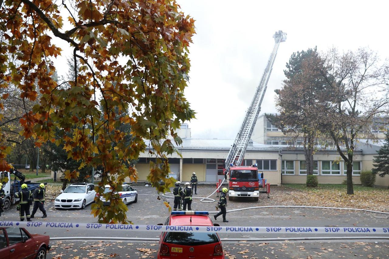 Zagreb: Požar izbio na krovu Osnovne škole "Mato Lovrak"