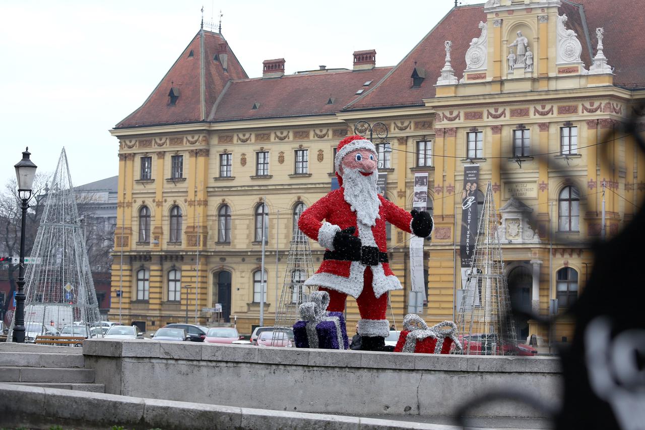 Zagreb: Božićni ukrasi još uvijek su obješeni u gradu