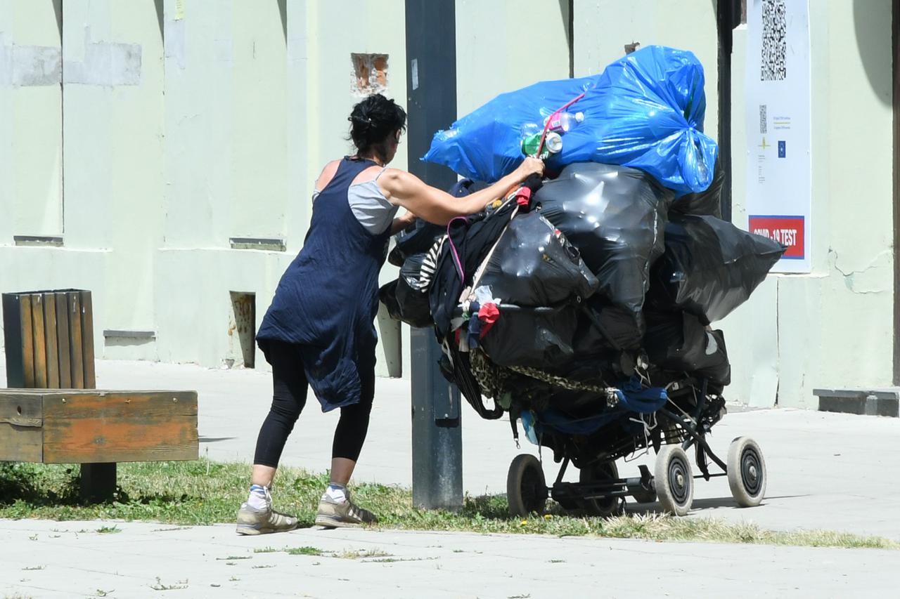 Sisak: Žena kolicima po vrućini prevozi hrpu vreća punih plastičnih boca do trgovačkog centra