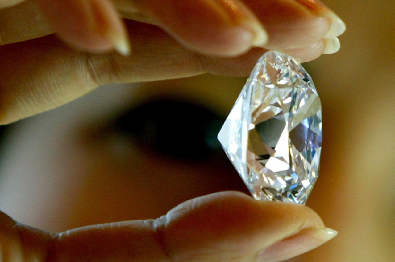 'dijamant A staff holds the largest D colour internally flawless diamond for auction offered by Sotheby's Geneva in Hong Kong October 28, 2003. The diamond, weighing 103.83 carats, is the first class
