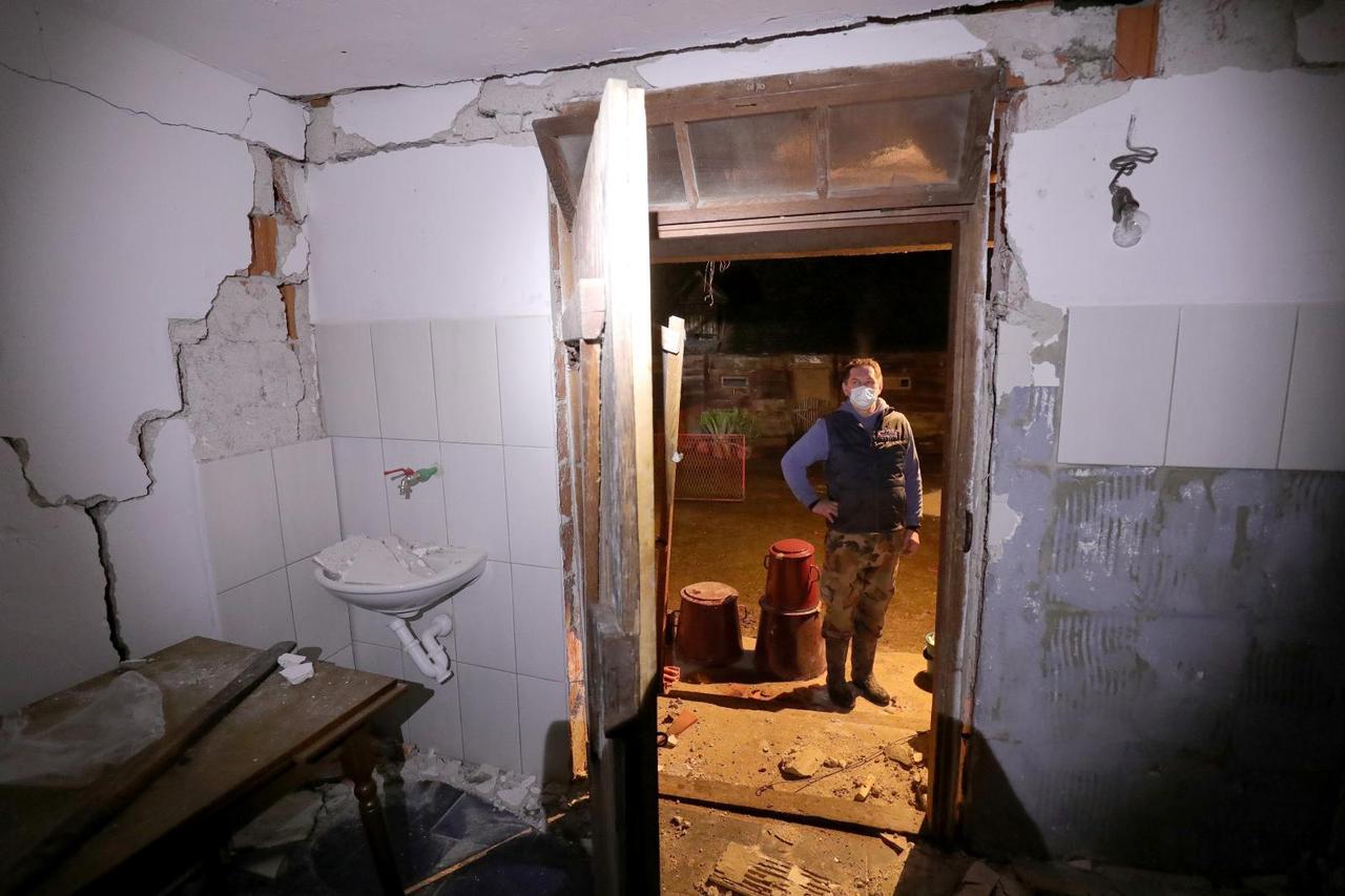 Majske Poljane: U trenutku potresa bio na tavanu, spasio sina i punicu