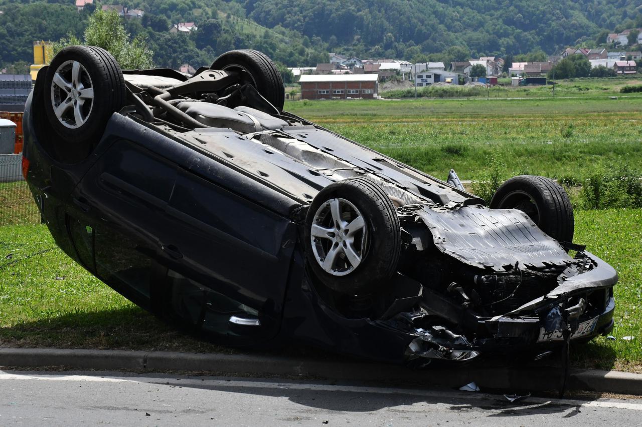 Požega: U prometnoj nesreći u Osječkoj ulici automobil završio na krovu