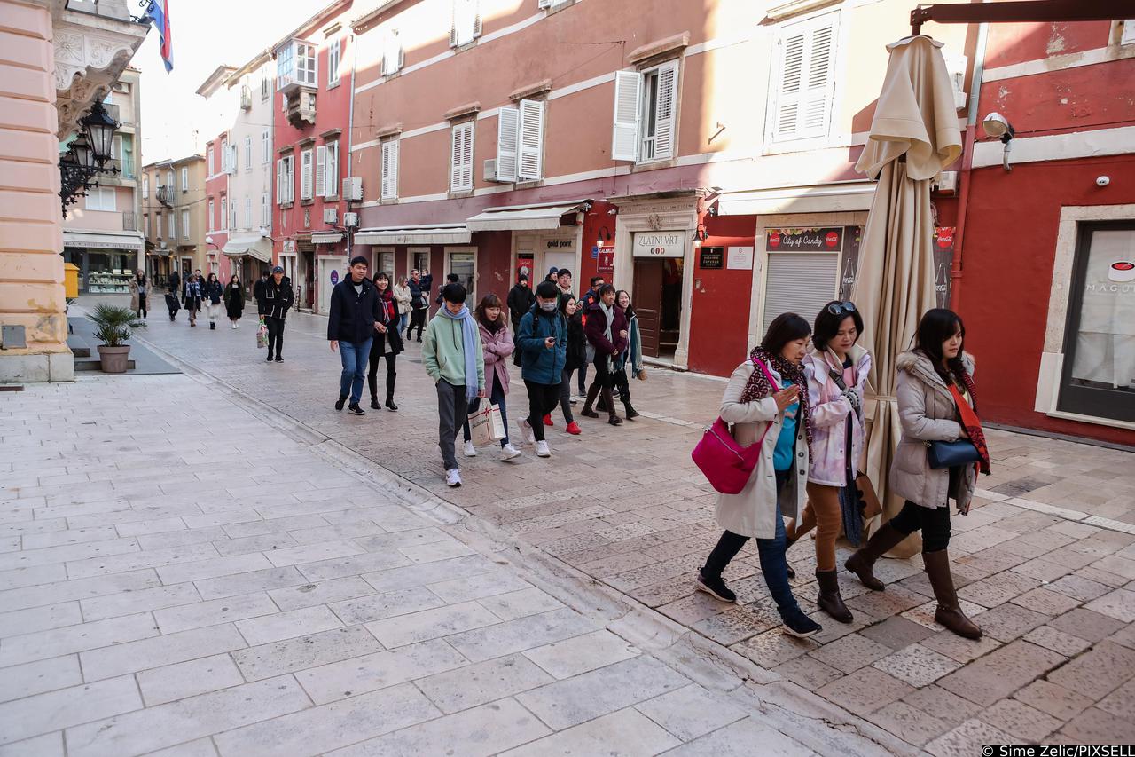 Zadar: Grupa turista u šetnji gradom