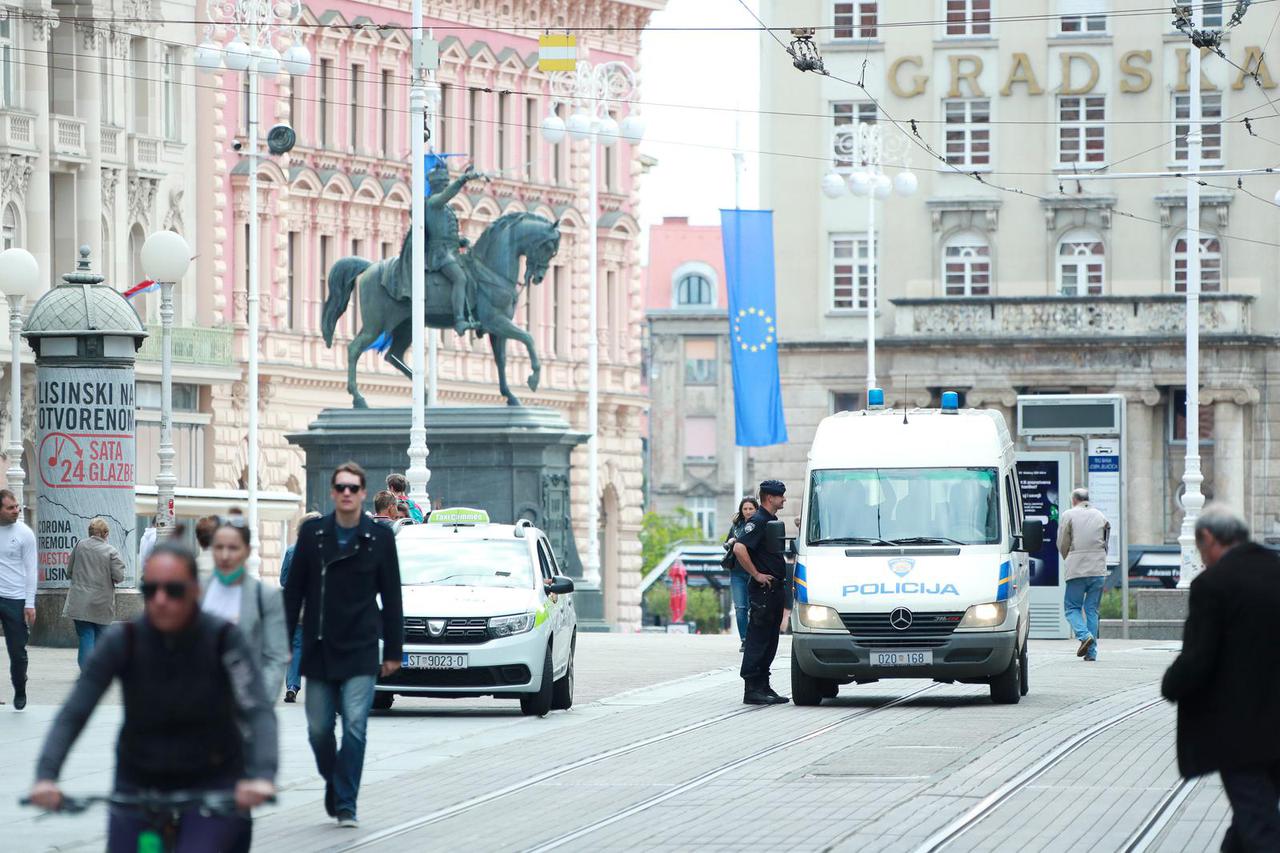 Zagreb: Policajac u razgovoru s vozačem taksija
