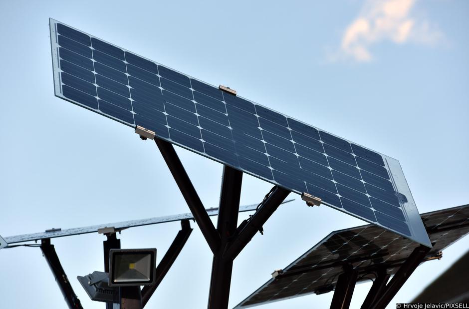 Šibenik: Na rivi postavljeno Solarno stablo koje prolaznicima omogu?ava besplatan internet