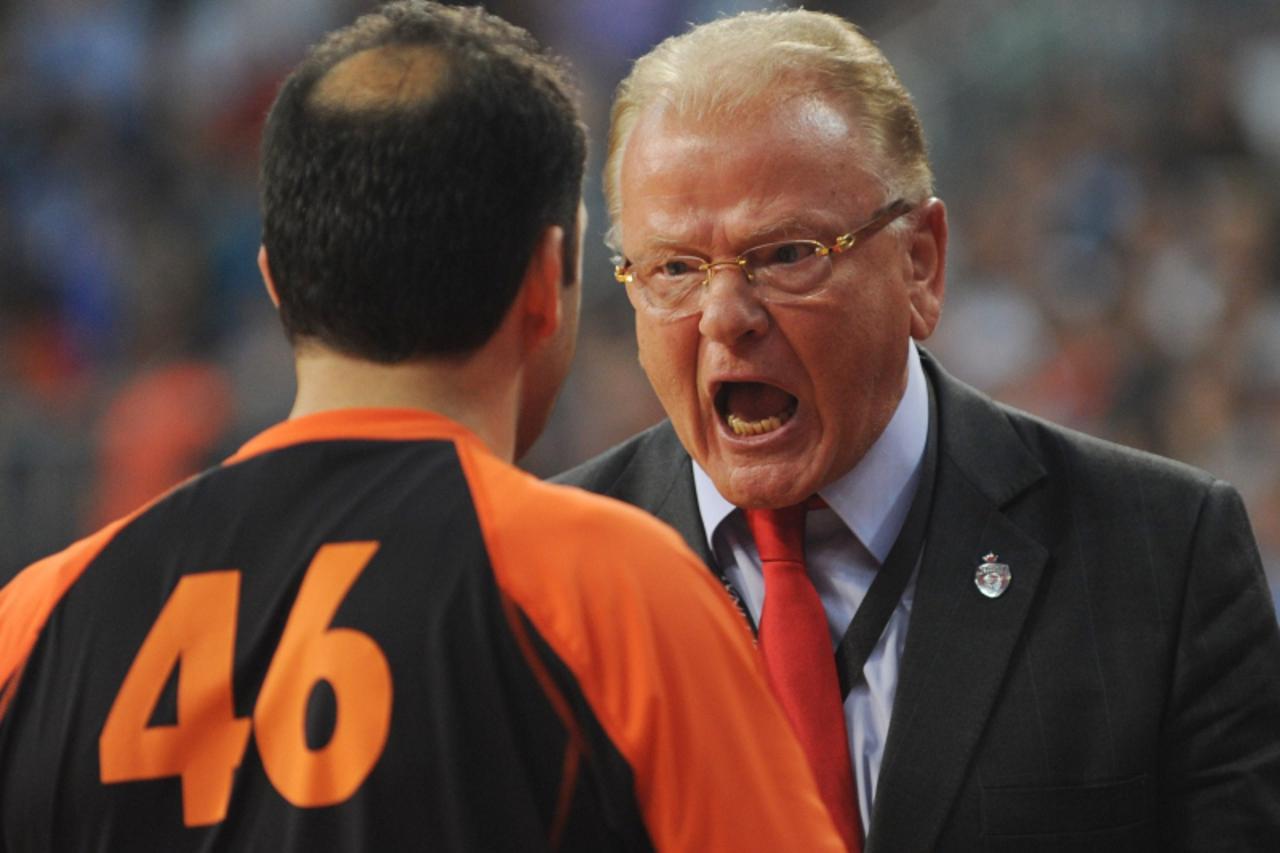 'Olympiacos Piraeus\' Head Coach Dusan Ivkovic (R) reacts during the Euroleague Final four basketball final match CSKA Moscow vs Olympiakos Piraeus at the Sinan Erdem Arena in Istanbul on May 13, 2012