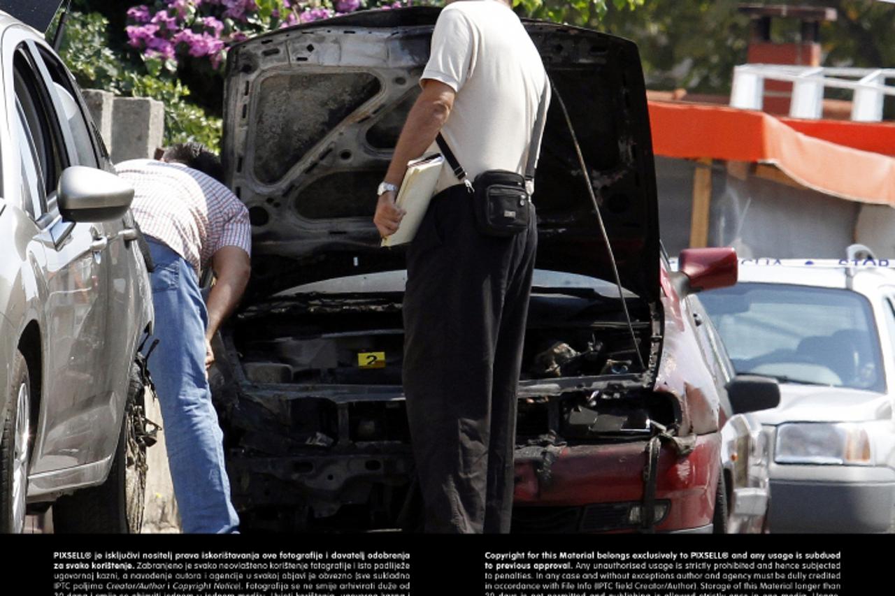 '02.09.2013., Split- U Drniskoj se ulici u voznji zapalio automobil Seat Ibiza, a plamen je zahvatio i automobil Citroen C3. Photo: Tino Juric/PIXSELL'