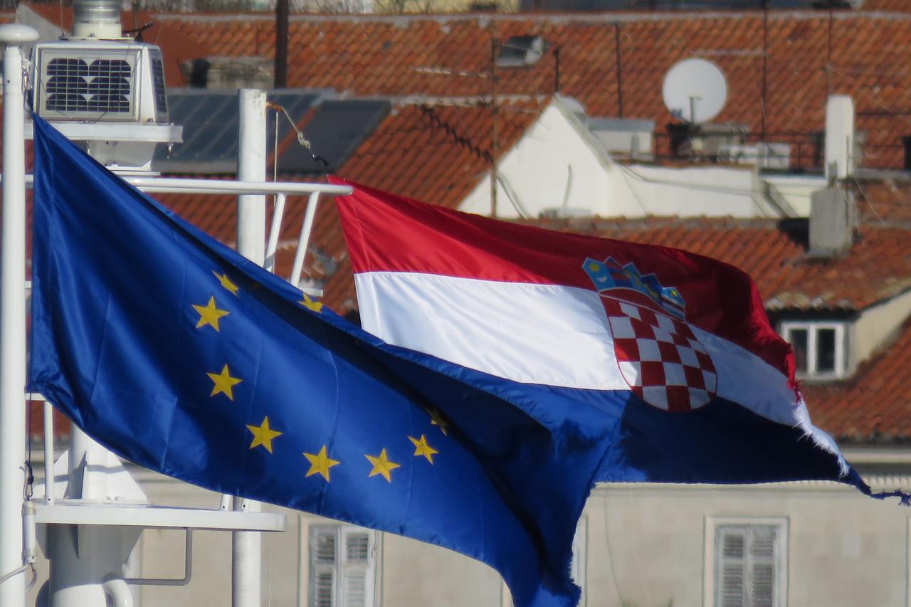 Europska i hrvatska zastava na carinskom gatu