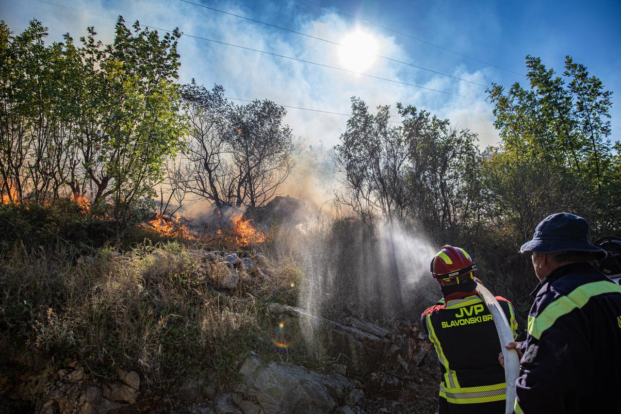 Gori iznad Orašca, vatrogasci uspjeli obraniti kuće u Ljupču, stigla 4 kanadera