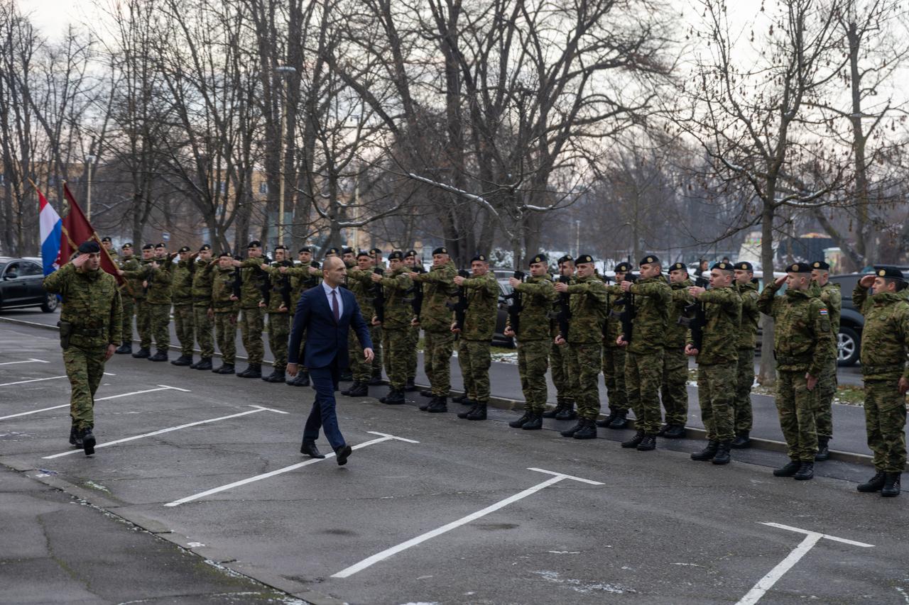 Osijek: Uručenje prvih ugovora o vojničkoj službi novim pripadnicima HV-a i dočasničkih činova pripadnicima 2. pješačke pukovnije