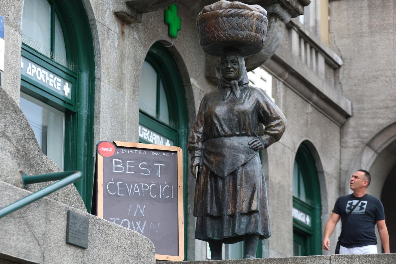 Zagreb: Popularna skulptura Kumice Barice s Dolca