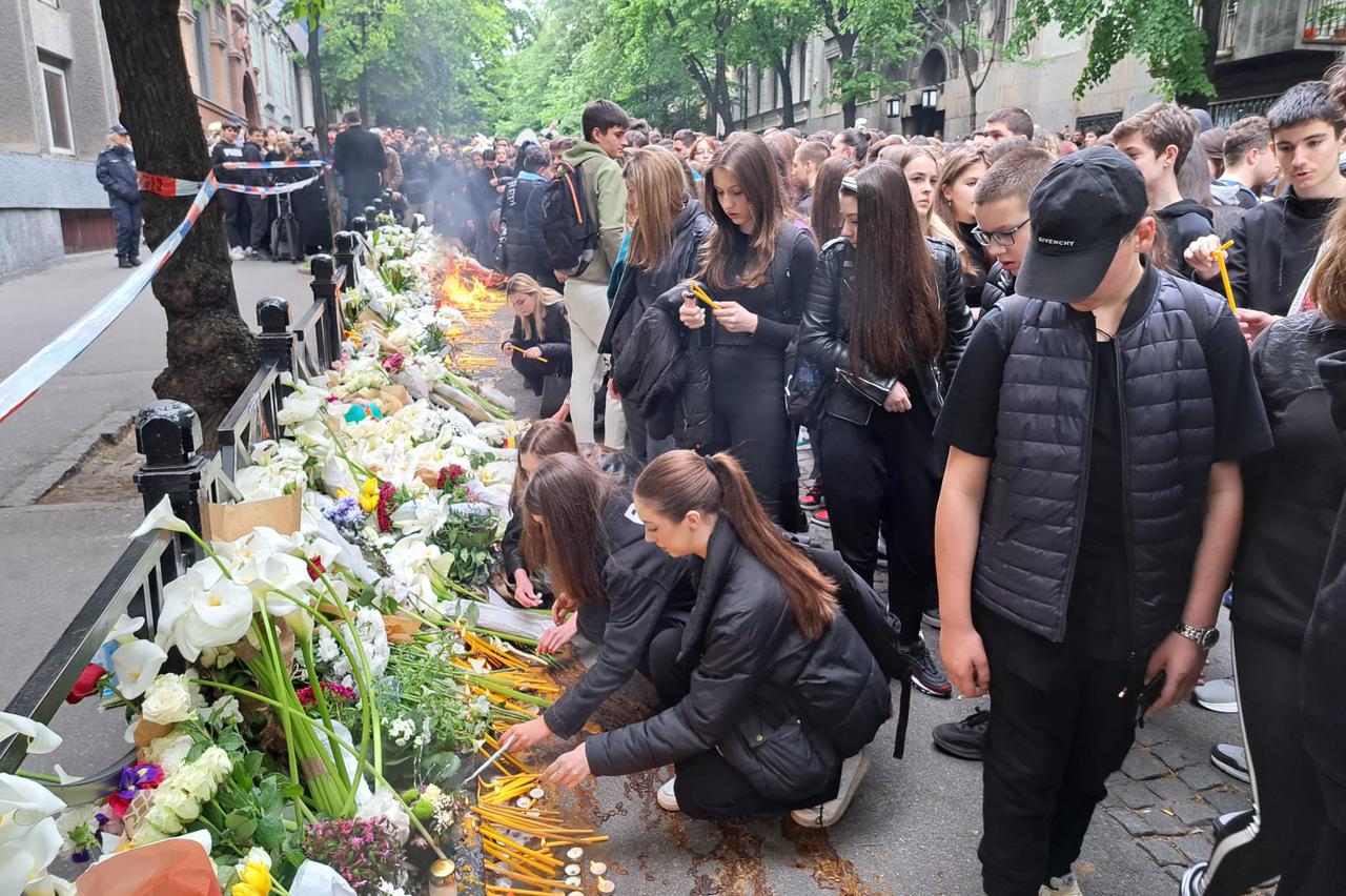 Srbija žali za ubijenim učenicima i zaštitarom