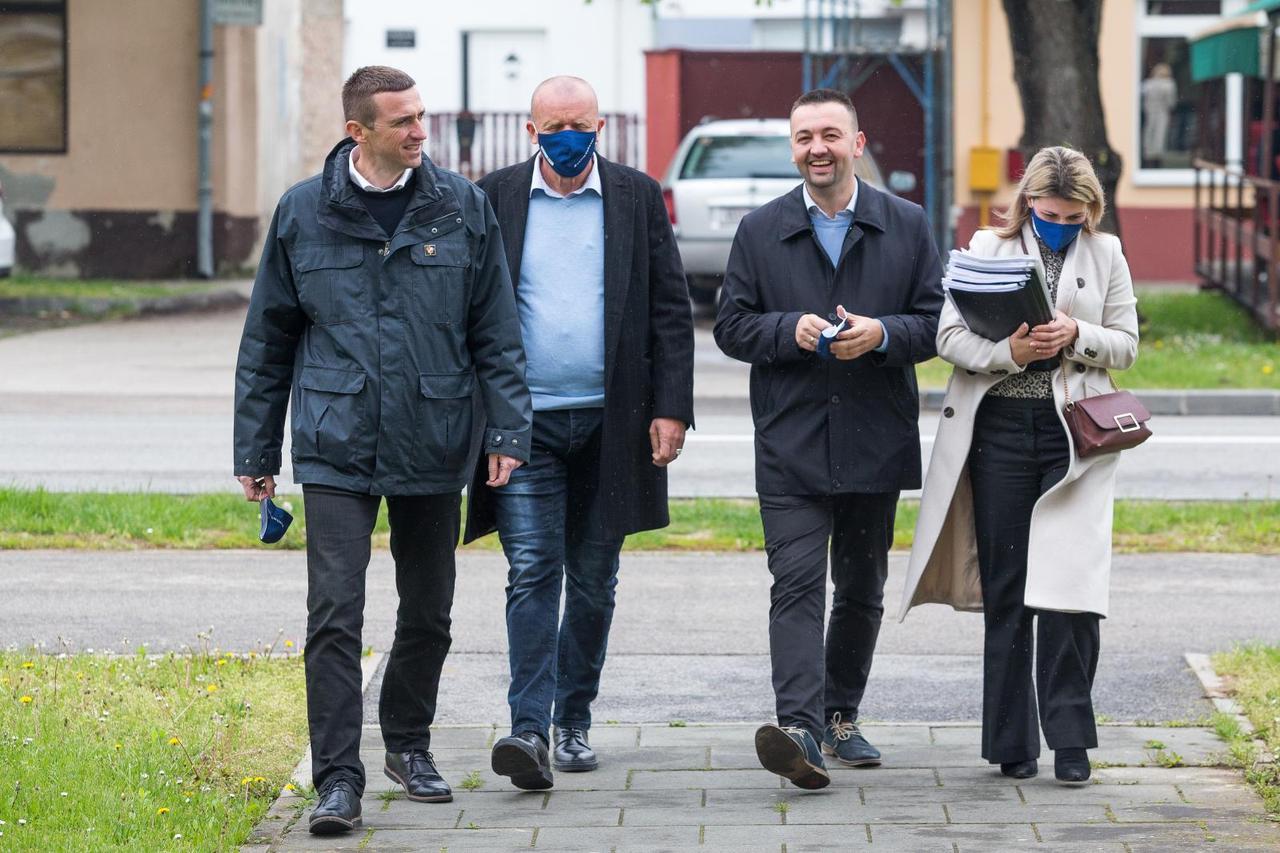 Gradonačelnik Vukovara Ivan Penava sa suradnicima predao potpise za izbore