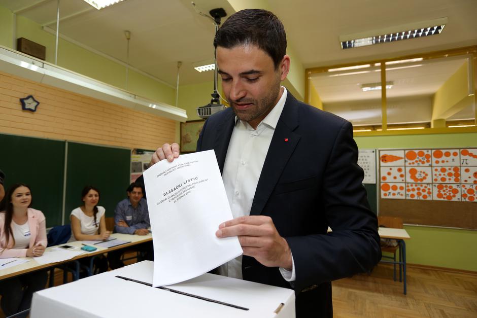 Predsjednik SDP Davor Bernardić dao svoj glas na izborima za Europski parlament