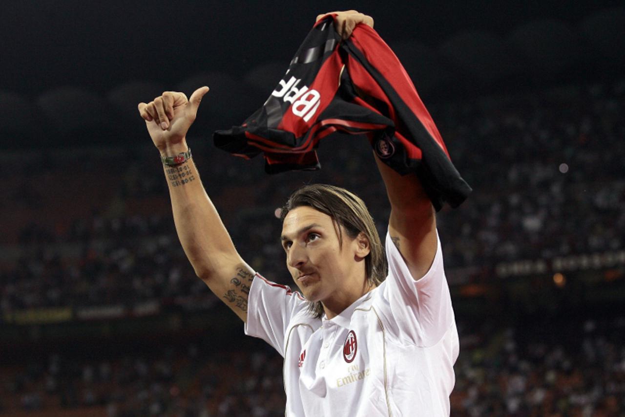 'Swedish soccer player Zlatan Ibrahimovic waves to supporters during a presentation during the Italian Serie A soccer match between AC Milan and Lecce at the San Siro stadium in Milan August 29, 2010.