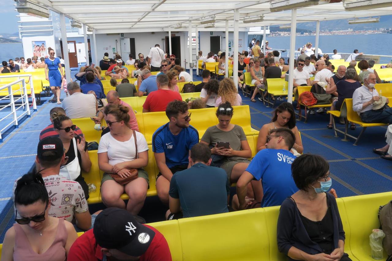 Split: Turisti na trajektu za Supetar