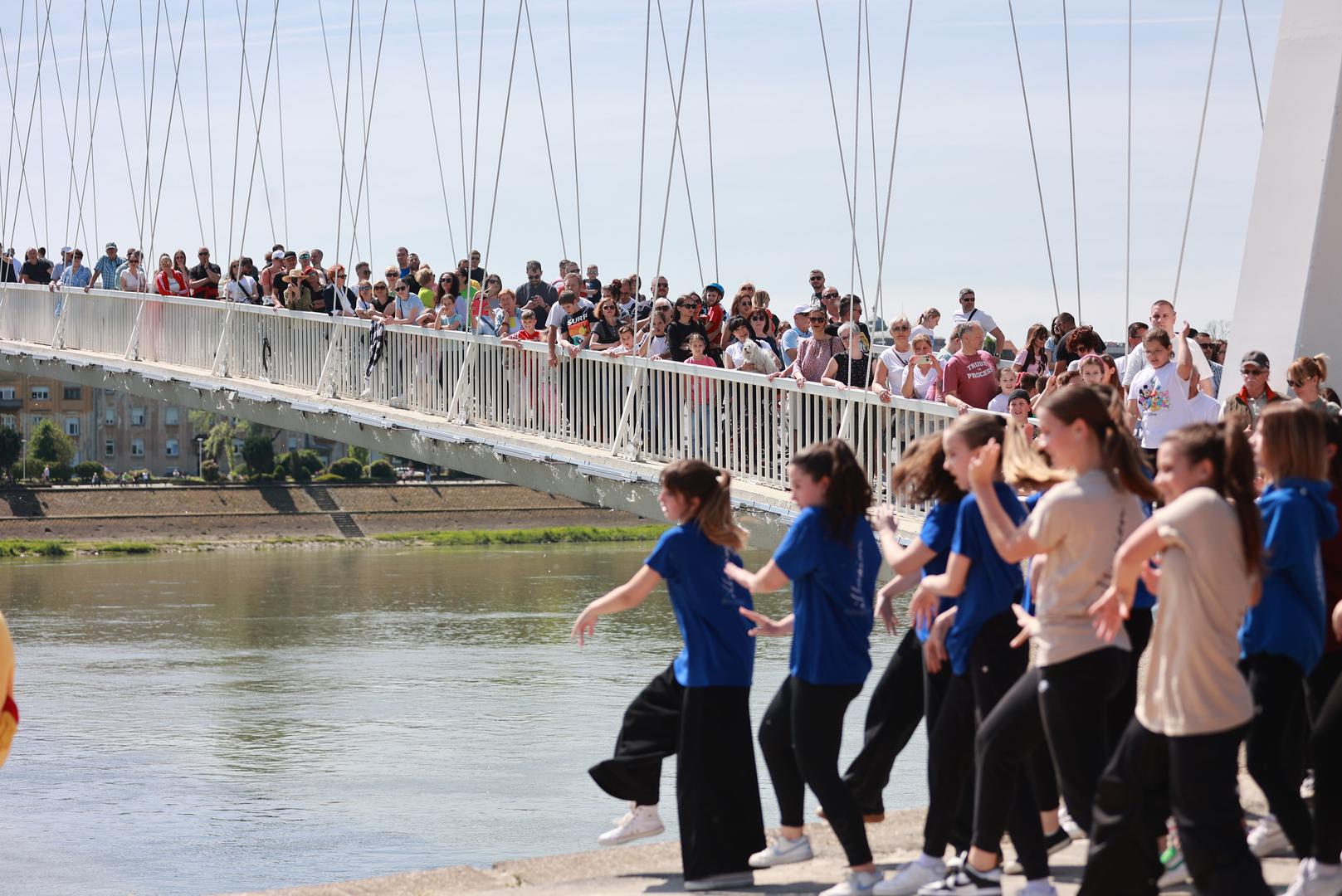 Osječani su zaplesali na Pješačkom mostu