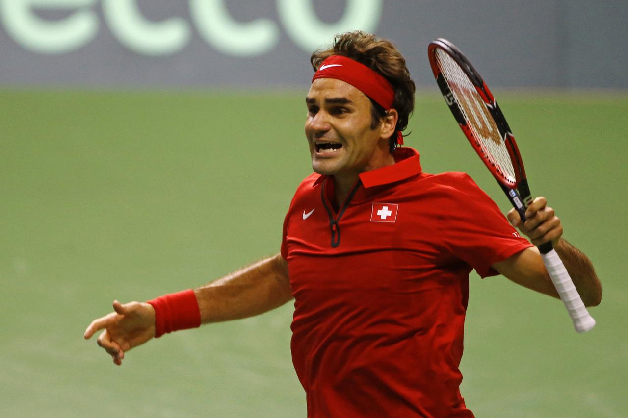 Switzerland's Roger Federer reacts after winning his Davis Cup semi-final tennis match against Italy's Fabio Fognini at the Palexpo in Geneva September 14, 2014. REUTERS/Denis Balibouse (SWITZERLAND  - Tags: SPORT TENNIS)
