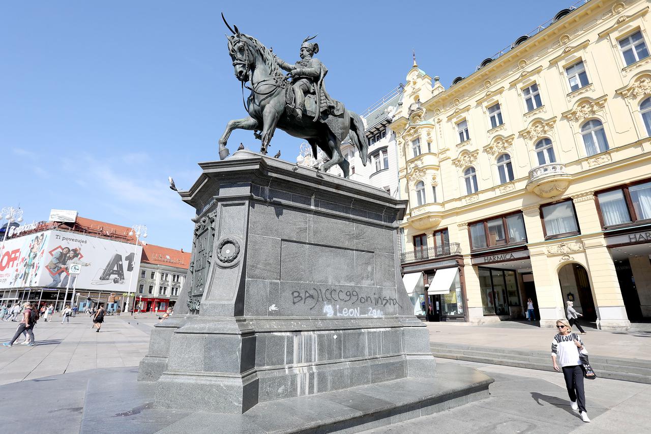 Zagreb. Spomenik banu Jelačiću prekriven ptičjim izmetom i grafitima