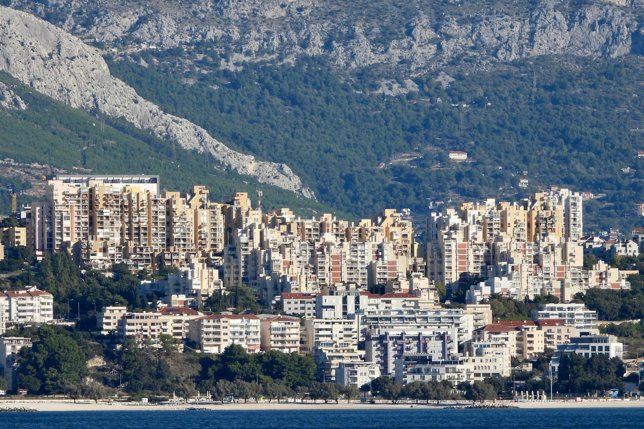 Split: Pogled na stambene zgrade s trajekta