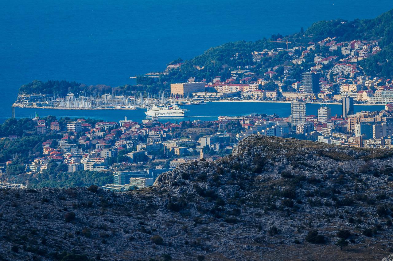 Pogled na Split i Kaštela sa Zvjezdarnice na Mosoru