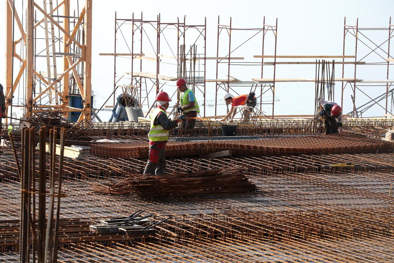 Rijeka: Gradjevinski radnici na krovu novog trgovačkog centra