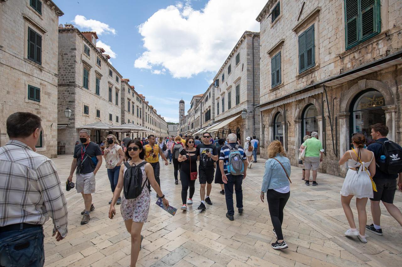 Dubrovnik: Brojni turisti u razgledavanju gradskih znamenitosti