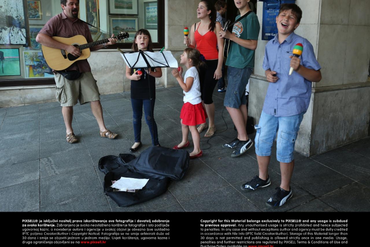 '09.07.2013., Zagreb - Obitelj Barun zasvirala je i zapjevala u prolazu Harmica, te odusevila prolaznike u sredistu grada koji su se okupili u velikom broju te svaku pjesmu nagradili glasnim pljeskom.