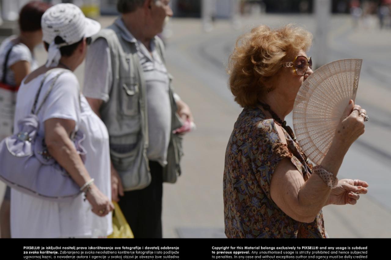 '29.07.2013., Zagreb - Visoke temperature u zraku natjerale su mnoge da spas potraze u hladovini ili pod sesirom.  Photo: Marko Lukunic/PIXSELL'