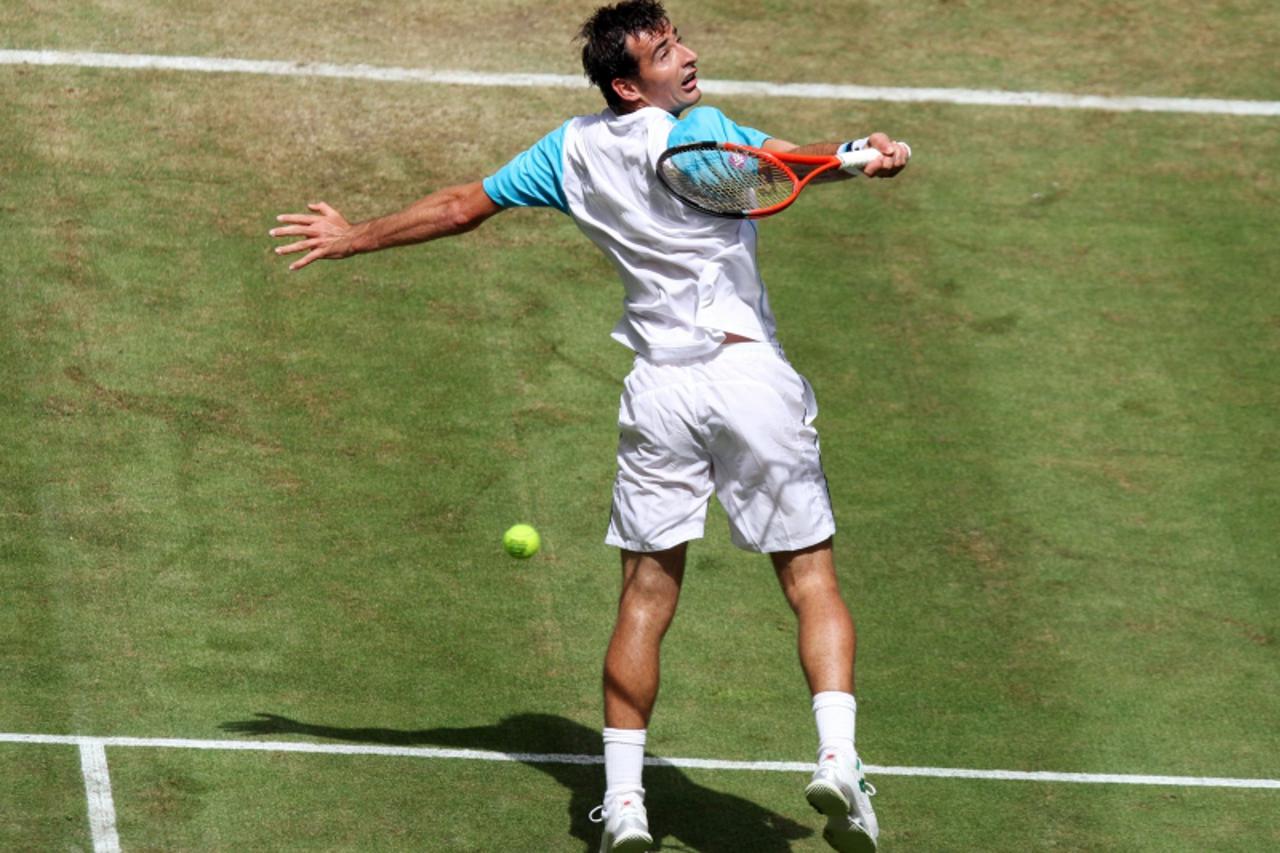 'Croatia\'s Ivan Dodig returns the ball to Gael Monfils of France during their match of the ATP tennis tournament in Halle (Westfalen), western Germany, on June 9, 2011. Monfils won the match 6-2, 6-3