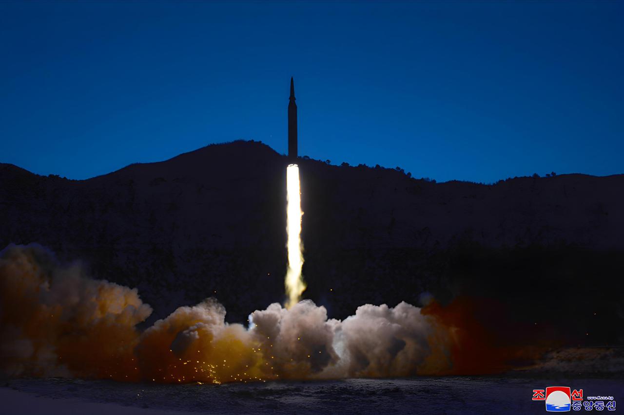 Sjevernokorejski vo?a Kim Jong Un nadgleda testiranje "hipersoni?ne" rakete