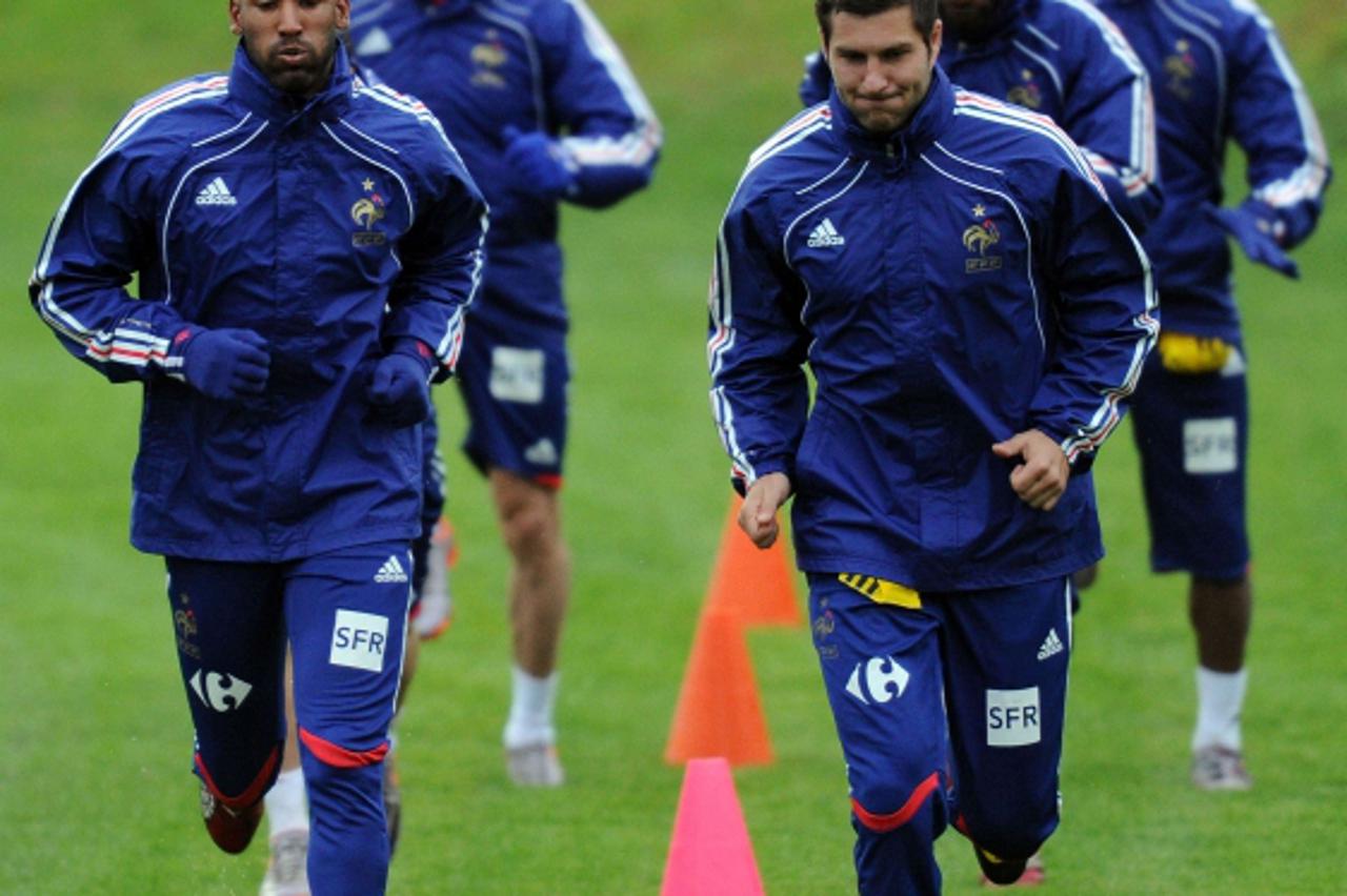 'France\'s striker Nicolas Anelka (L) and Andre-Pierre Gignac run at the Fields of Dreams stadium in Knysna on June 14, 2010 during the 2010 World Cup football tournament in South Africa. France will 