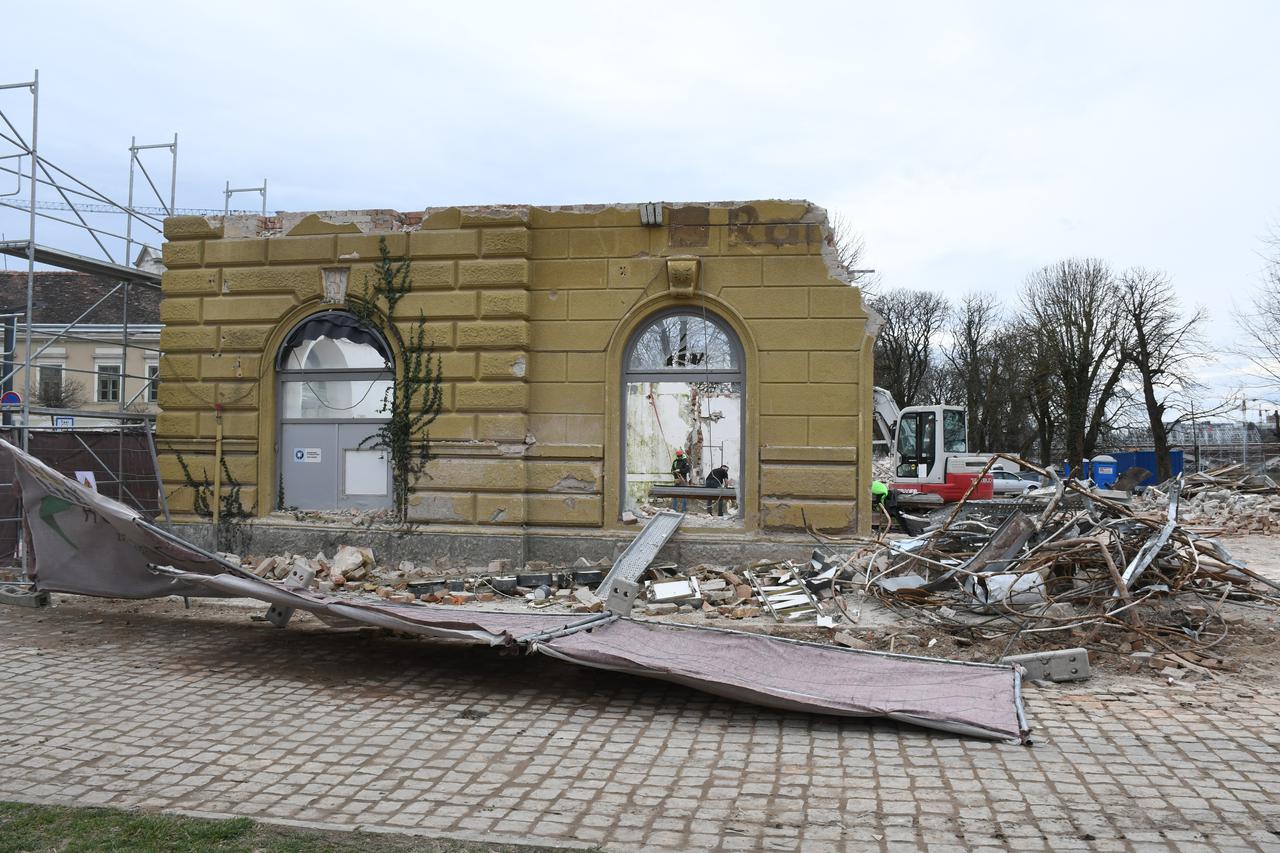 Sisak: Nastavljeno je uklanjanje ostataka Tuškanove kuće koja je oštećena u potresu 2020. godine