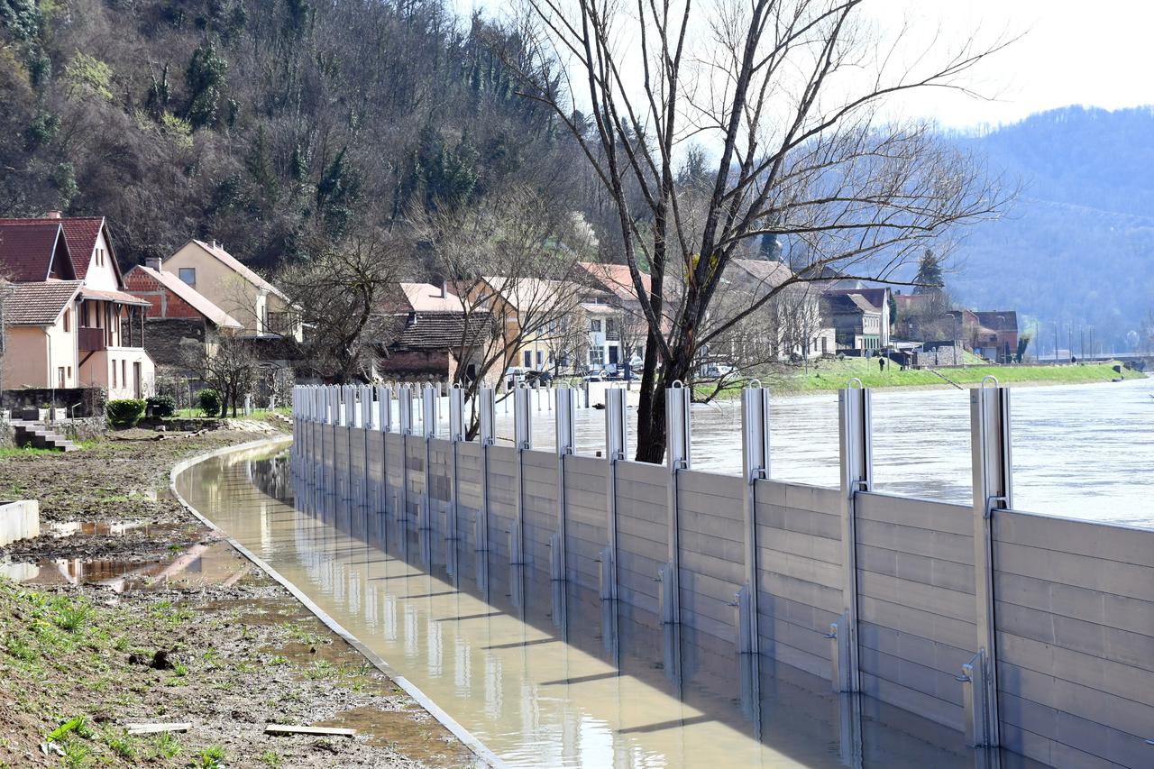 Novi protupoplavni montažno-demontažni sustav spriječio poplavu u Hrvatskoj Kostajnici