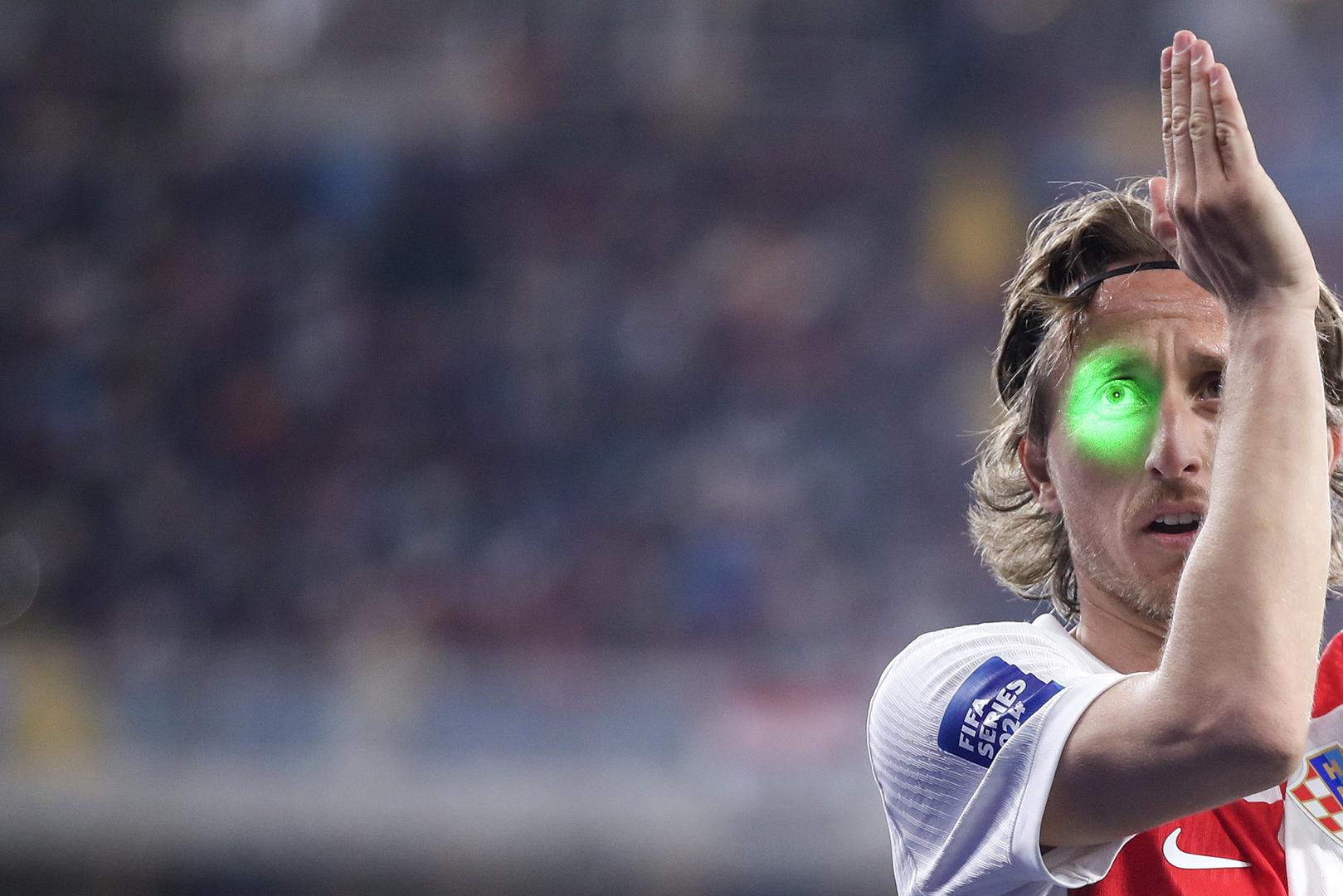 Kapetana hrvatske nogometne reprezentacije navijači su gađali laserskim pokazivačima kad god bi izvodio korner ili slobodan udarac.