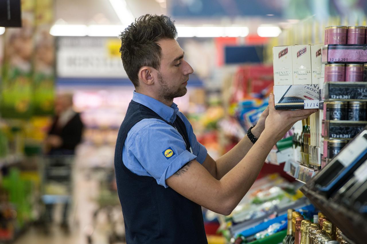 Staff member Kristian Divic  fills shelves with food products in a branch store of supermarket food discounter Lidl in Stuttgart, Germany, 3 March 2015. Photo: Marijan Murat/dpa/DPA/PIXSELL