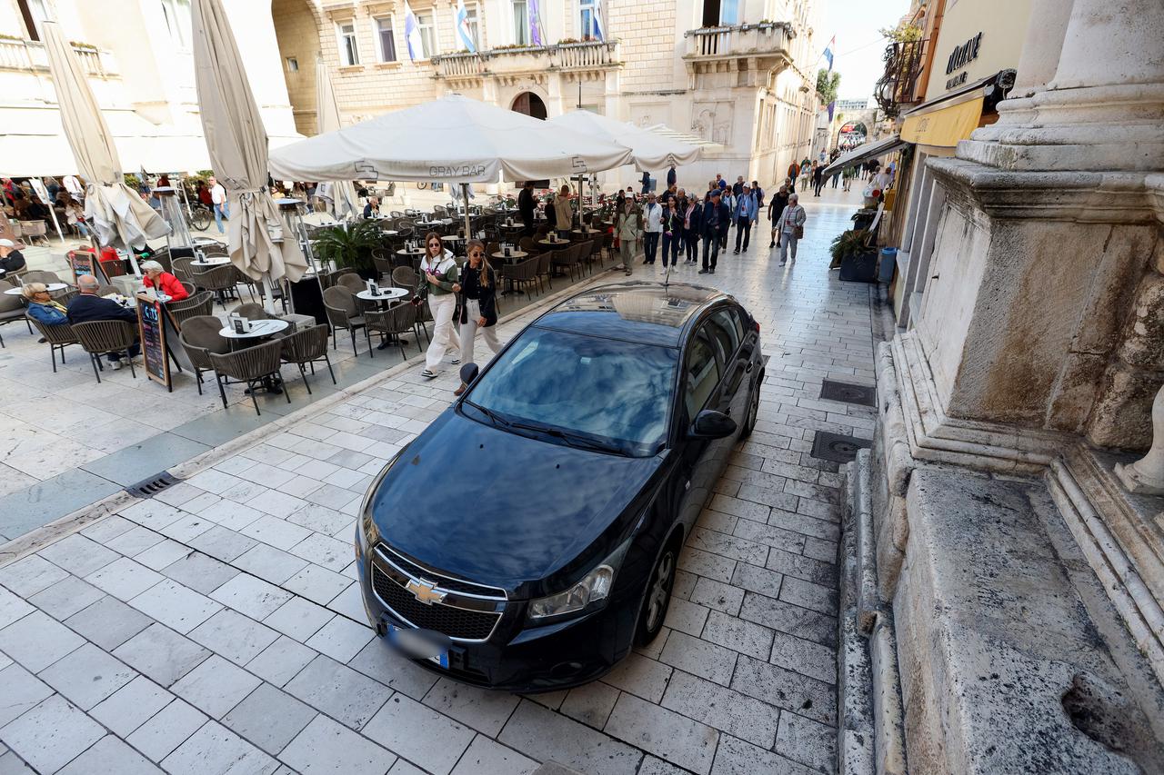 Talijanski turisti parkirali automobil na glavni Trg