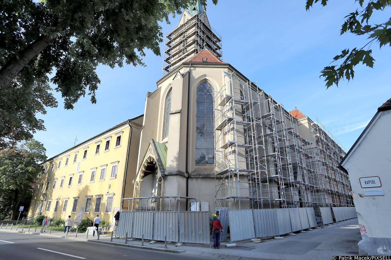 Zagreb: Radnici postavljaju skelu kako bi obnovili crkvu sv. Franje na Kaptolu oštećenu u potresu