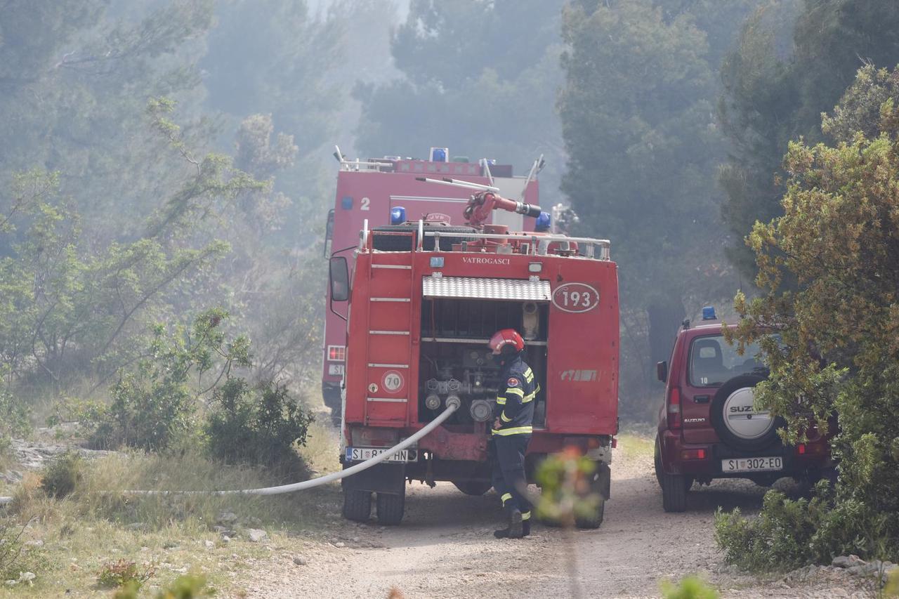 Šibenik: Požar na području Jadrtovca uz kopnene vatrogasne snage radi i jedan kanader