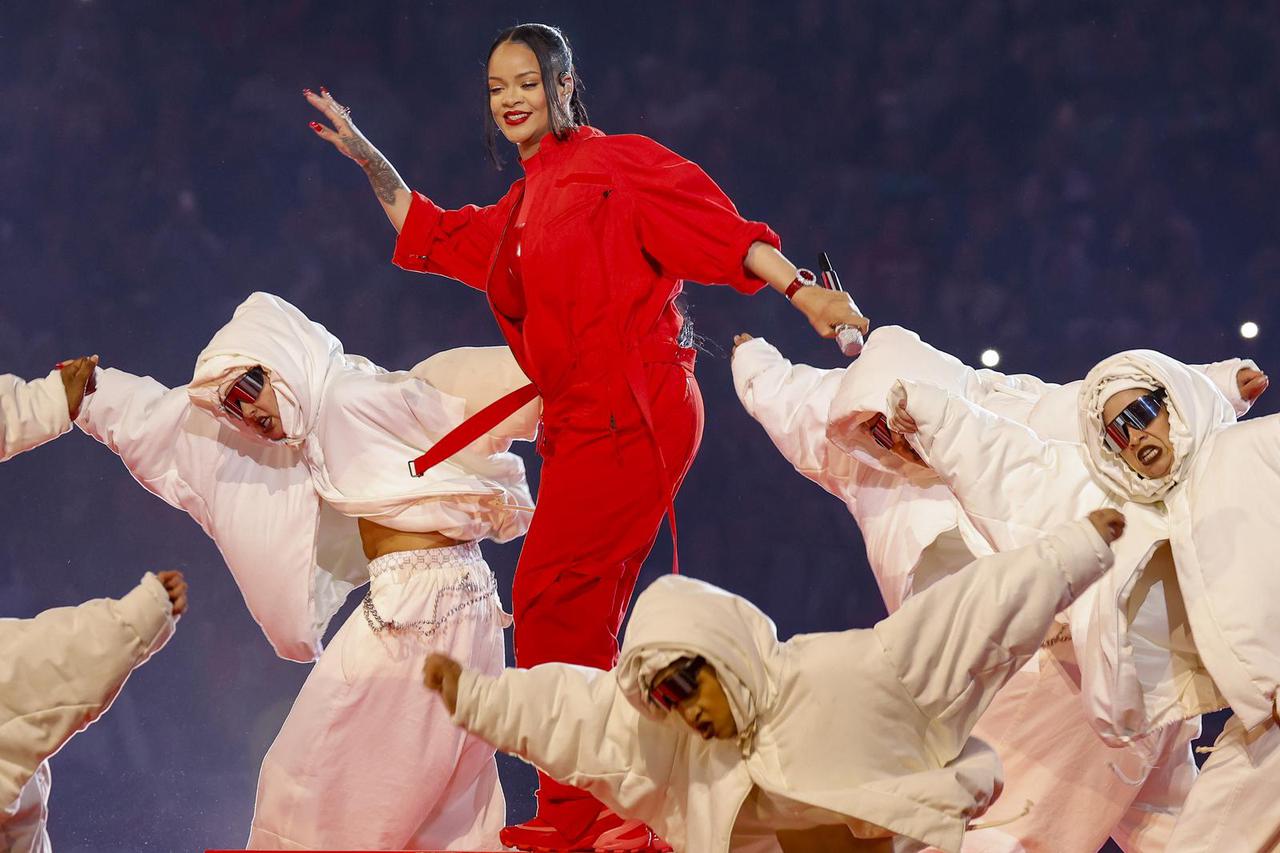 Rihanna napravila odli?an show na Super Bowlu te otkrila da je trudna
