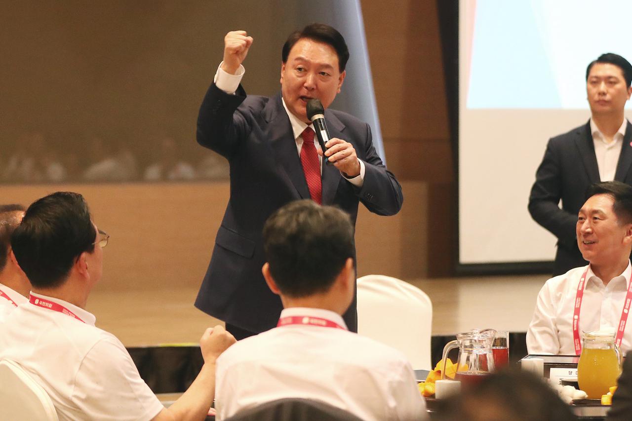 Yoon attends ruling party''s workshop