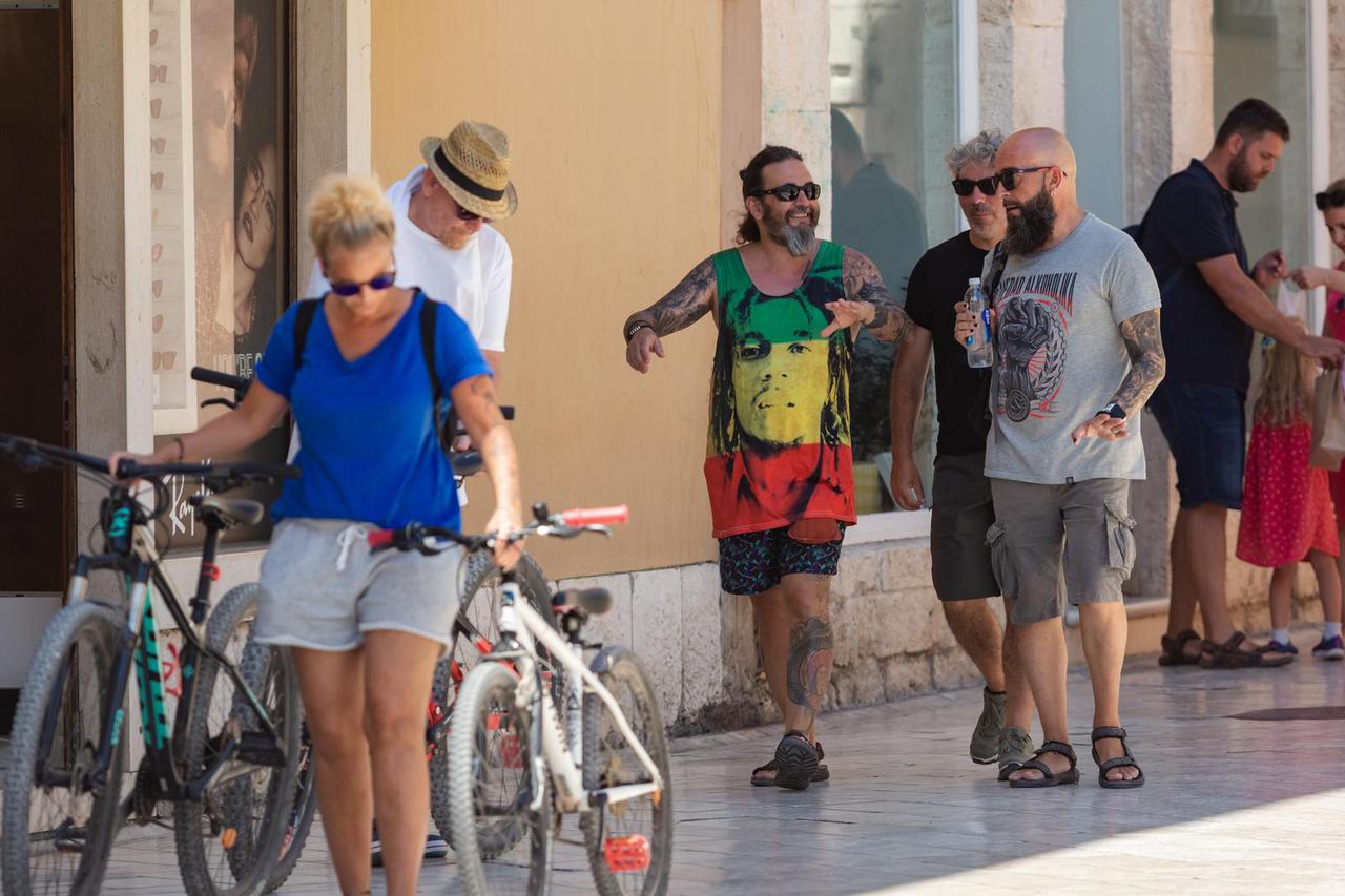 Vrhunac toplinskog vala stigao je i u Zadar, građani i turisti ipak su izašli na gradske ulice